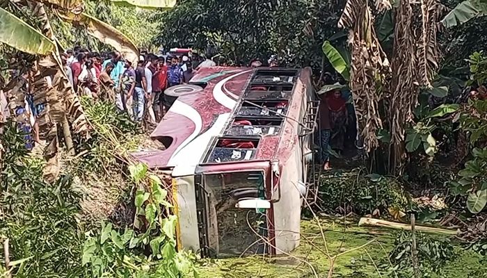 মাদারীপুরে নিয়ন্ত্রণ হারিয়ে বাস পুকুরে, পথচারীর মৃত্যু