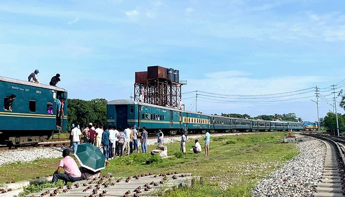 আখাউড়ায় তিতাস কমিউটার ট্রেন লাইনচ্যুত, পাঁচ ঘণ্টা পর উদ্ধার