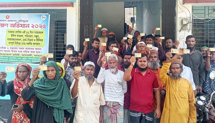 আমতলীতে জেলেদের চাল বিতরণে অনিয়মের অভিযোগ