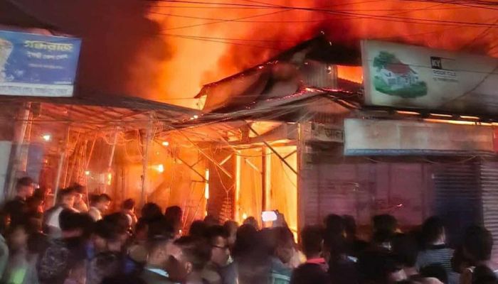 আশুলিয়ায় ভয়াবহ অগ্নিকাণ্ডে ১৭ দোকান পুড়ে ছাই