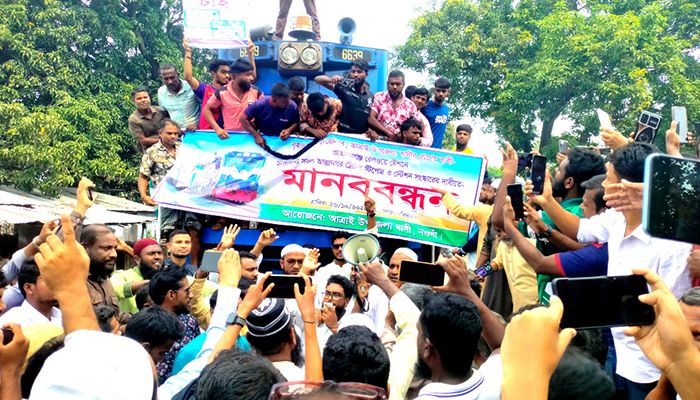 ঢাকাগামী ট্রেন স্টপেজ ও স্টেশন সংস্কার দাবিতে মানববন্ধন