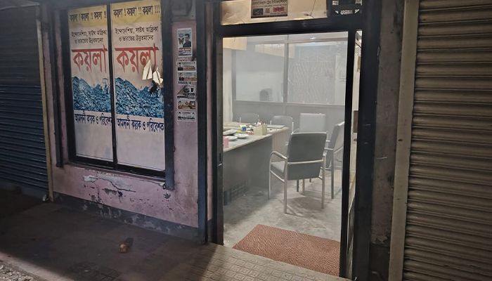 চাঁদা না দেওয়ায় ব্যবসা প্রতিষ্ঠানে বোমা হামলা, আহত ৩