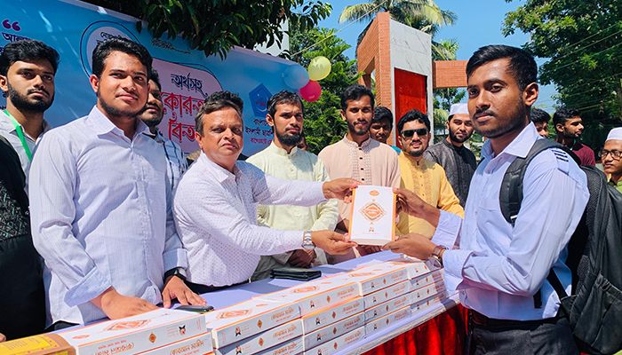 বাগেরহাটে শিক্ষার্থীদের মাঝে বিনামূল্যে কুরআন বিতরণ