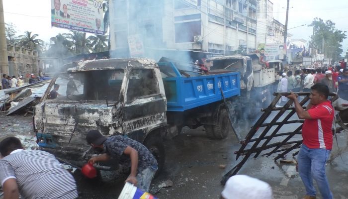 অবৈধ স্থাপনা উচ্ছেদ করায় পৌরসভার গাড়িতে আগুন দিল দুর্বৃত্তরা