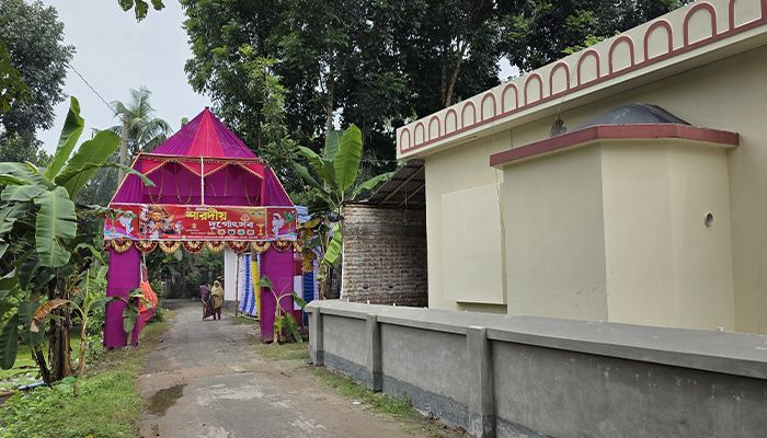 একই আঙিনায় মসজিদ মন্দির, হৃদয়ে সৌহার্দ