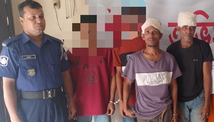 গণধোলাই দিয়ে ৩ ডাকাতকে পুলিশে 