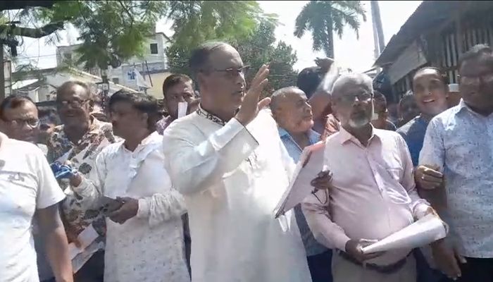 বিএনপির ভাইস চেয়ারম্যানের লিফলেট বিতরণ ও গণসংযোগ
