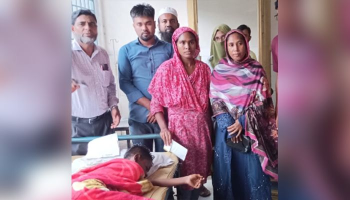 পথশিশু আব্দুল খালেক ফিরল মায়ের কোলে