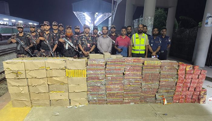 কুমিল্লায় ট্রেনে অভিযান চালিয়ে কোটি টাকার ভারতীয় বাজি জব্দ