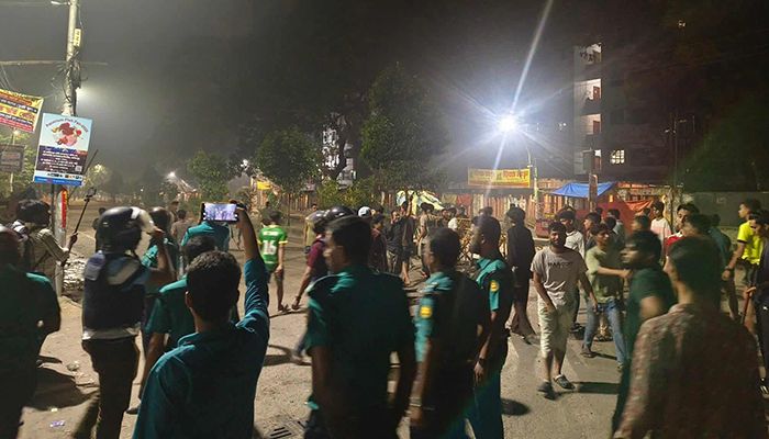 মধ্যরাতে ঢাবি ও ঢাকা কলেজের শিক্ষার্থীদের সংঘর্ষ