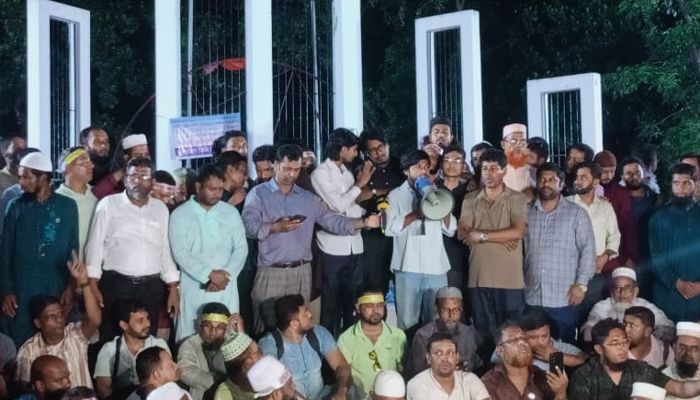 শিক্ষকদের আন্দোলনে ডাকসুর সংহতি প্রকাশ 