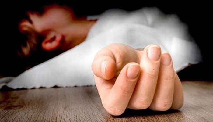 রাতে বের হয়ে সকালে বাড়ির পাশে মিলল মরদেহ