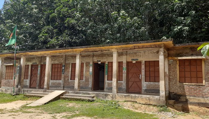 ফটিকছড়িতে পরিত্যক্ত ভবনে পাঠদান 