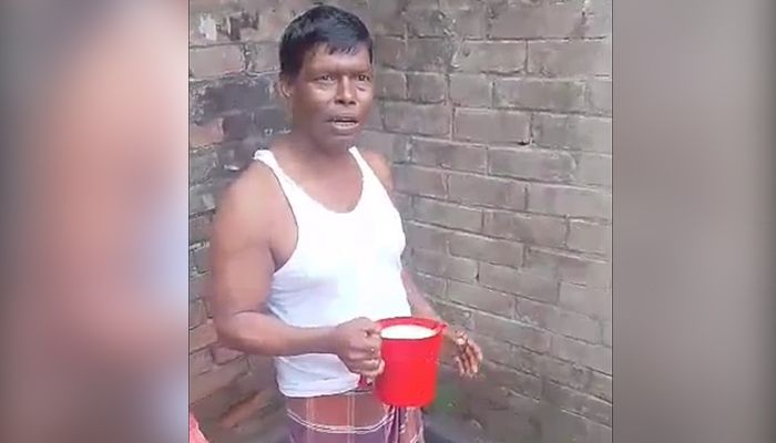 প্রেমিকের সঙ্গে পালাল স্ত্রী, দুধ দিয়ে গোসল করে ‘পরিশুদ্ধ’ স্বামী