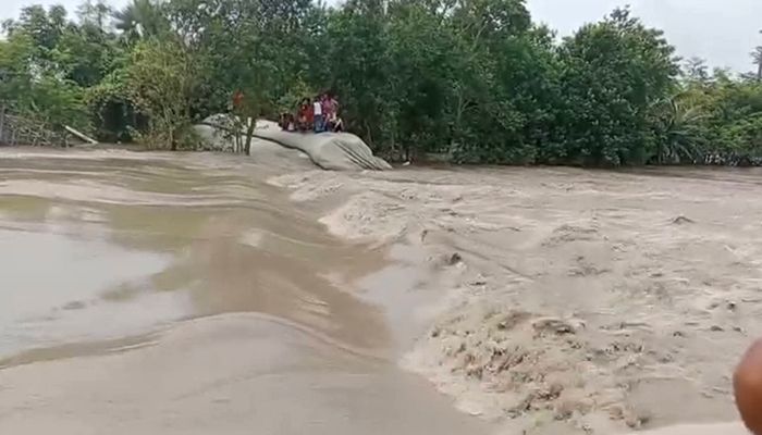 খুলনার দাকোপে বেড়িবাঁধ ভেঙে চার গ্রাম প্লাবিত