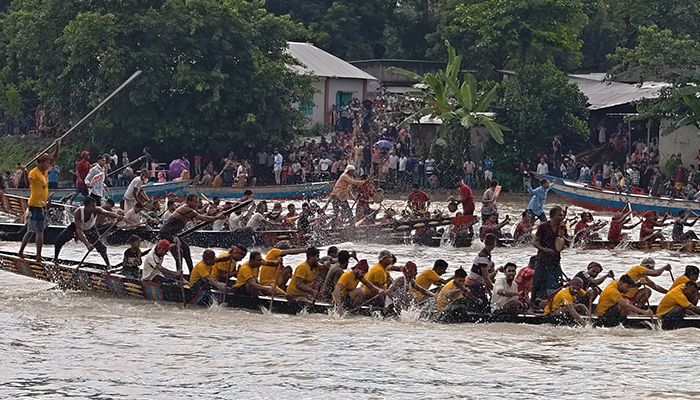 গোপালগঞ্জে শতবর্ষের ঐতিহ্যবাহী নৌকা বাইচ