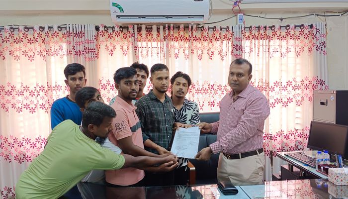 সপ্তাহে একদিন ছুটির দাবি ব্যবসায়ী কর্মচারীদের 