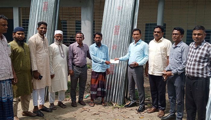 অগ্নিকাণ্ডে ক্ষতিগ্রস্ত ১৮টি পরিবার পেল টিন ও অর্থ