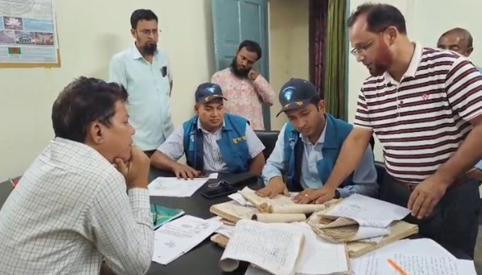 সেটেলমেন্ট অফিসে দুদকের অভিযান