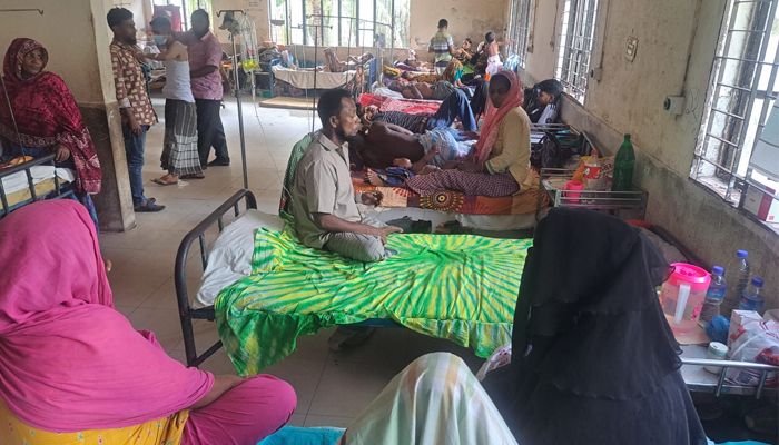 রোগীতে ঠাসা হাসপাতালে চিকিৎসক হাতেগোনা