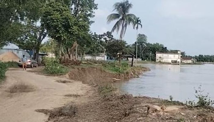 ১০ বছরেও শেষ হয়নি সড়ক সংস্কারের কাজ