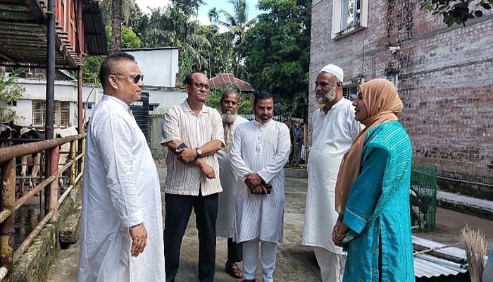 উদ্যোক্তা রুনার খামার পরিদর্শনে জিয়াউদ্দিন হায়দার