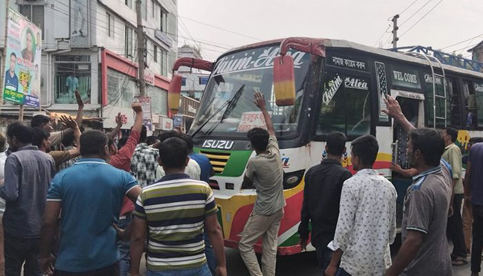 যাত্রী তোলাকে কেন্দ্র করে সড়কে বাসের ব্যারিকেড