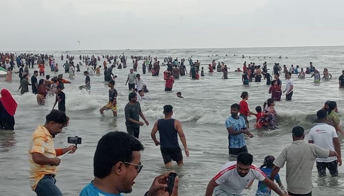 দুর্গাপূজার ছুটিতে পর্যটকে পরিপূর্ণ কুয়াকাটা 