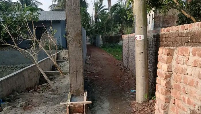 সড়ক দখল করে সীমানা প্রাচীর নির্মাণে নাগরিকদের তীব্র প্রতিক্রিয়া