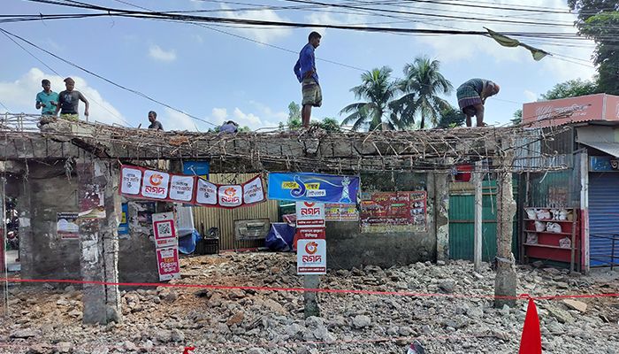 কালিহাতী বাসস্ট্যান্ডে পরিত্যক্ত যাত্রী ছাউনী অপসারণ