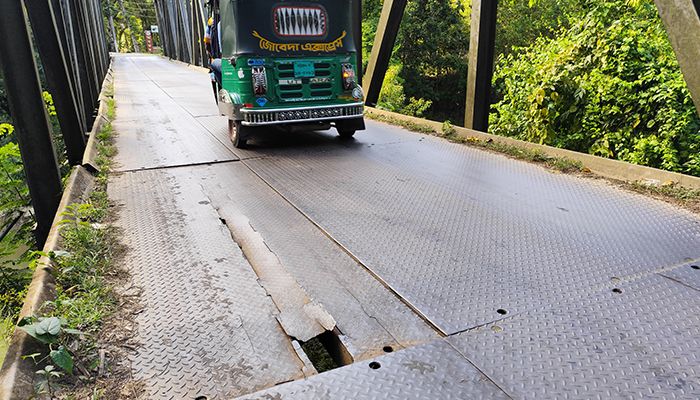 কাপ্তাই প্রধান সড়কের বেইলি ব্রিজে ফাটল, দুর্ঘটনার শঙ্কা