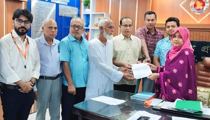 পাইকগাছায় জলাবদ্ধতা নিরসনে মানববন্ধন ও স্মারকলিপি প্রদান