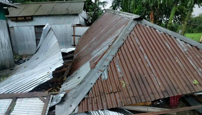 আকস্মিক ঘূর্ণিঝড়ে শতাধিক ঘরবাড়ি ক্ষতিগ্রস্ত, আহত ৩