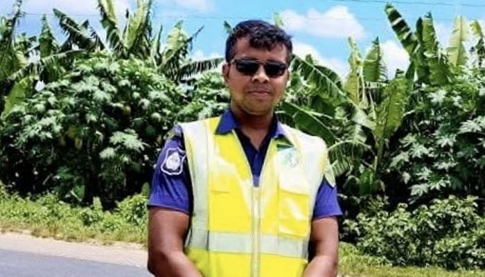 ট্রাকের ধাক্কায় প্রাণ হারালো কনস্টেবল নাজমুল