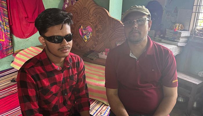 আহত শিক্ষার্থী নিলয়কে দেখতে তার বাড়িতে যান বেরোবি রেজিস্ট্রার