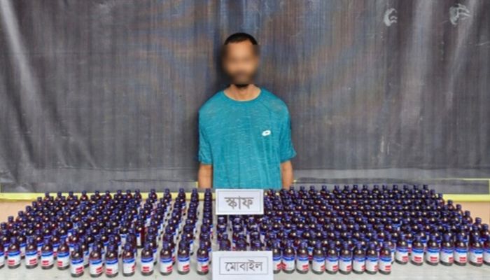 ৩৩৫ বোতল স্কাফসহ মাদক ব্যবসায়ীকে গ্রেপ্তার করেছে র‌্যাব