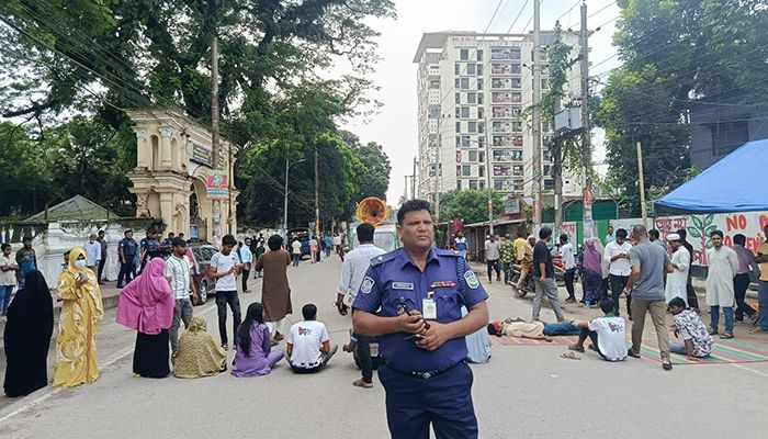 জুলাই যোদ্ধা ও শহীদ পরিবারের সড়ক অবরোধ