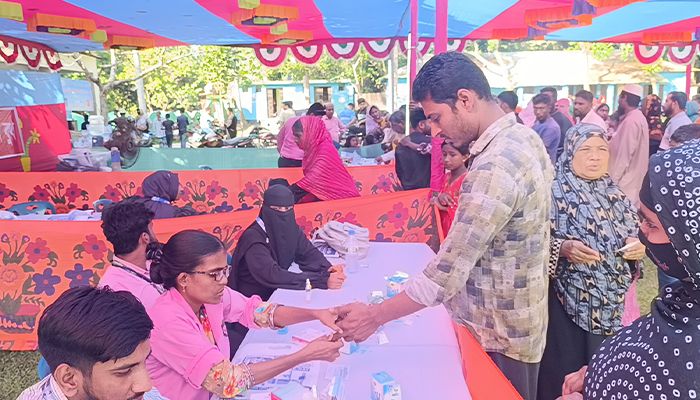 নড়াইলে বিনামূল্যে চিকিৎসা সেবা ও ওষুধ পেল ১২শত রোগী