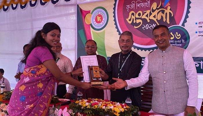 নরসিংদী সরকারি কলেজে কৃতি শিক্ষার্থীদের সংবর্ধনা