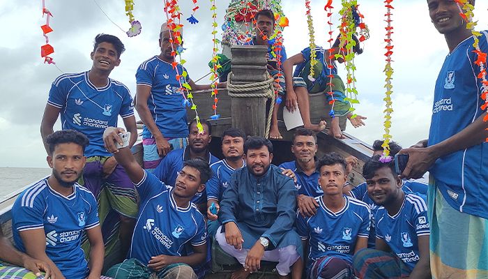 উৎসবের আমেজে ঘরে ফিরলেন জেলেরা