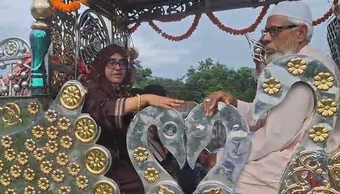 চার দশকের শিক্ষকতা শেষে প্রধান শিক্ষিকাকে ঘোড়ার গাড়িতে বিদায়