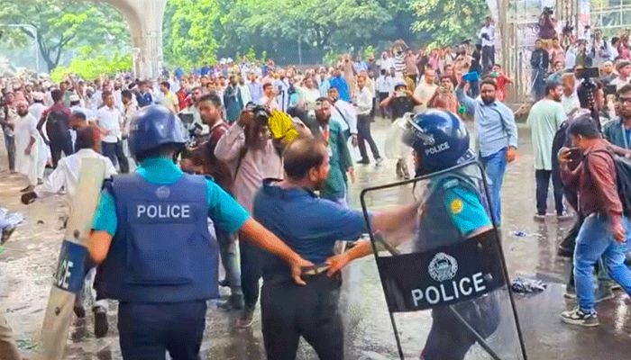 প্রেসক্লাবের সামনে এমপিওভুক্ত শিক্ষক-কর্মচারীদের সরাতে পুলিশের লাঠিপেটা