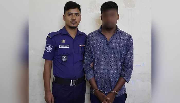 ছিনতাইকালে পুলিশের চাকরিচ্যুত সদস্য আটক