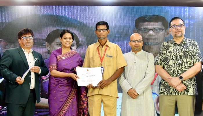 পরিবর্তনের সাথে খাপ খাইয়ে দায়িত্বশীল ও নিষ্ঠার সাথে কাজ করতে হবে: পরিবেশ উপদেষ্টা 