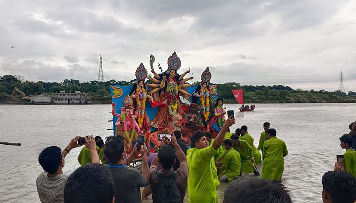 ময়মনসিংহে আনন্দঘন পরিবেশে ব্রহ্মপুত্র নদে প্রতিমা বিসর্জন