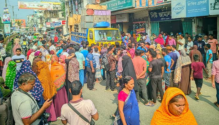 বীমা গ্রাহকদের ১২১ কোটি টাকা পরিশোধ না করেই পালানোর চেষ্টা