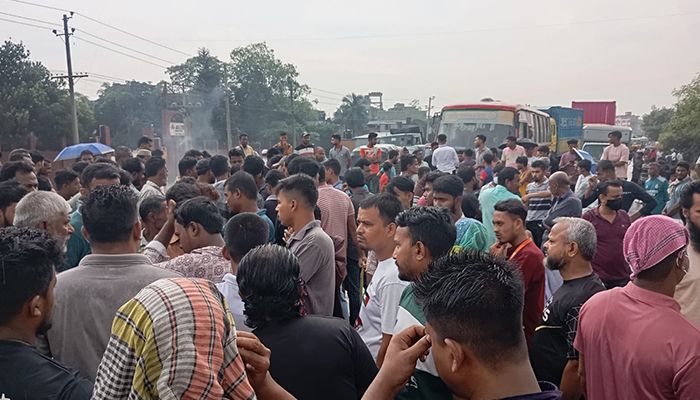 বকেয়া বেতন ভাতার দাবিতে ঢাকা-সিলেট মহাসড়ক অবরোধ 