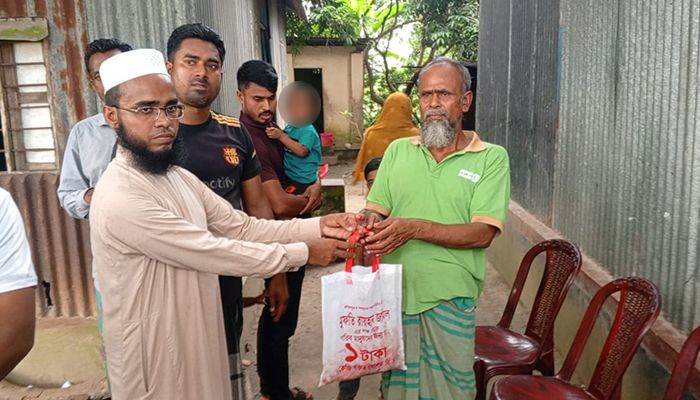 ১ টাকায় গরুর মাংস বিতরণ করলেন সেই রায়হান জামিল