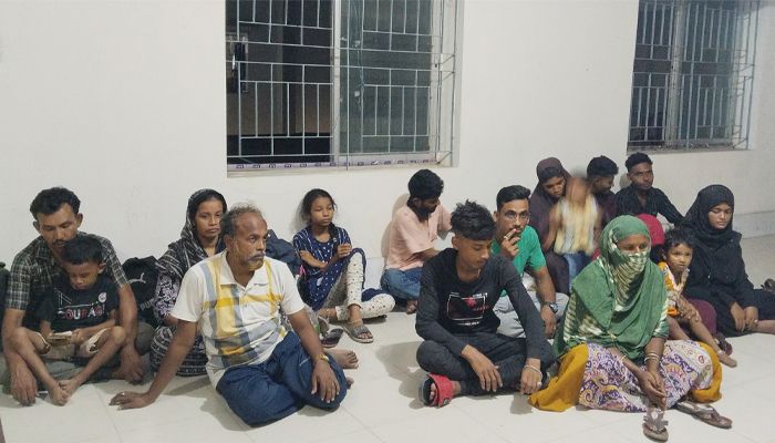 সাতক্ষীরা সীমান্ত দিয়ে ১৬ বাংলাদেশিকে ফেরত পাঠালো বিএসএফ