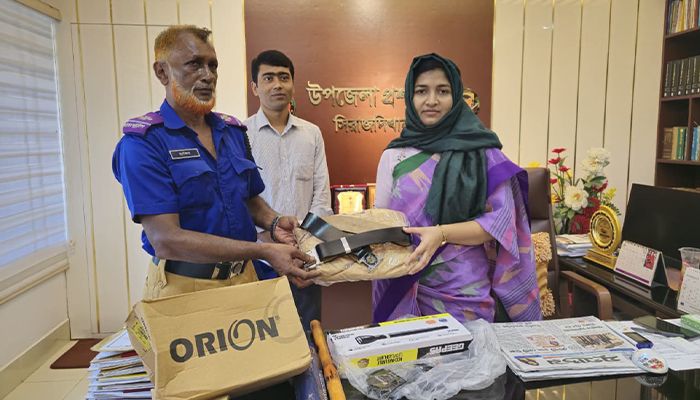 গ্রাম পুলিশের মাঝে পোশাক ও সরঞ্জাম বিতরণ